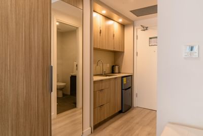 Kitchenette and bathroom area in Double Room at The Hub Acunmeyda