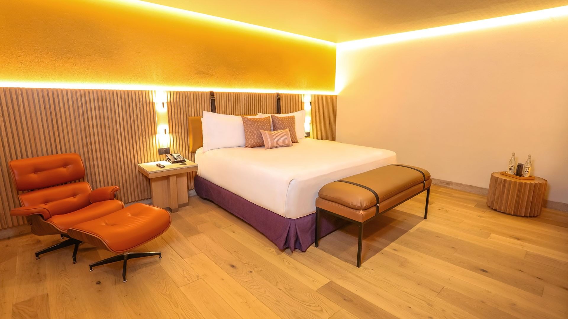 Habitación Junior Suite Superior King con cama grande, sillón y mesas en Camino Real Polanco México.