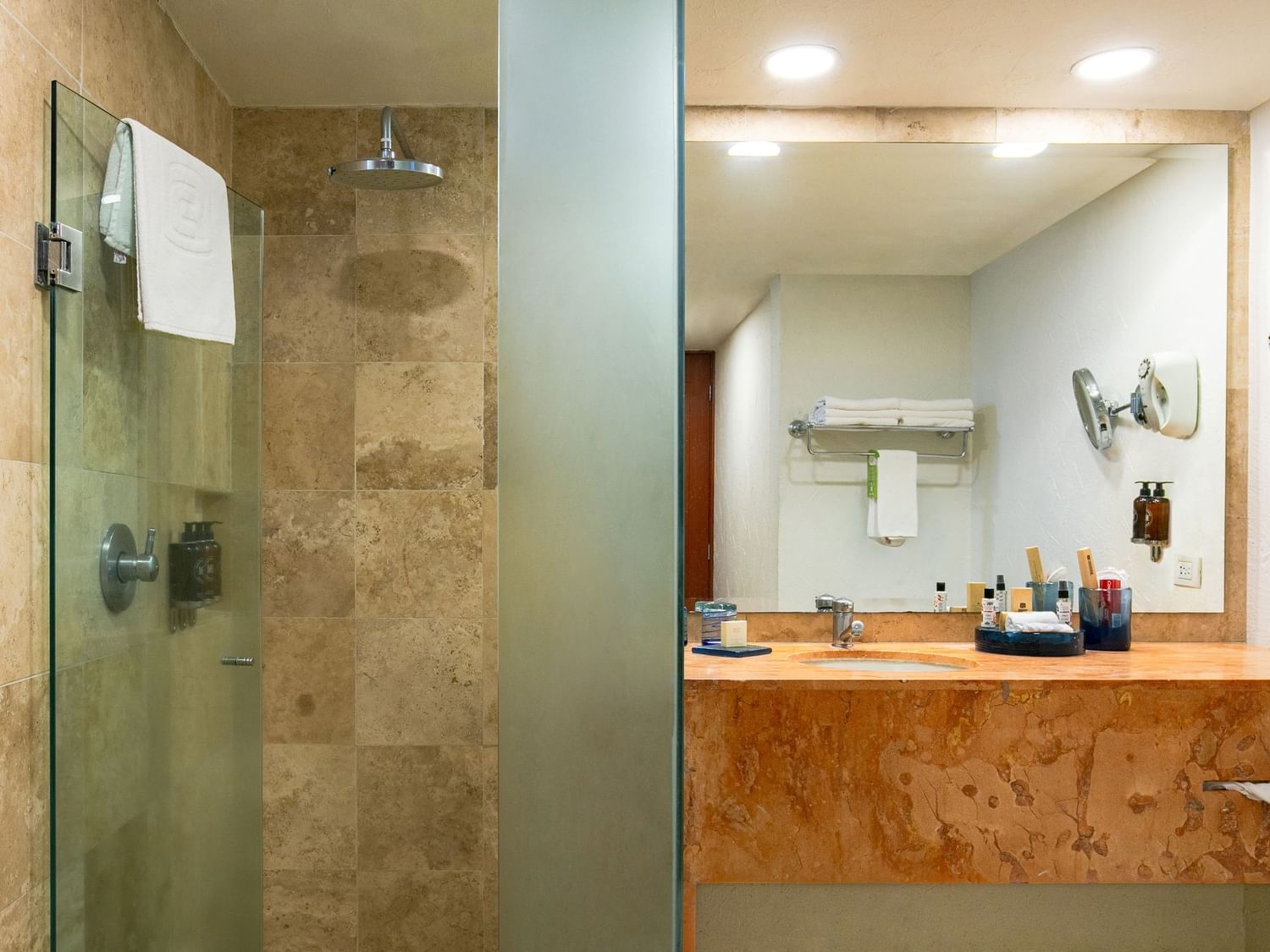 Baño con ducha y toallas en la habitación Camino Real Club King en Zapopan.