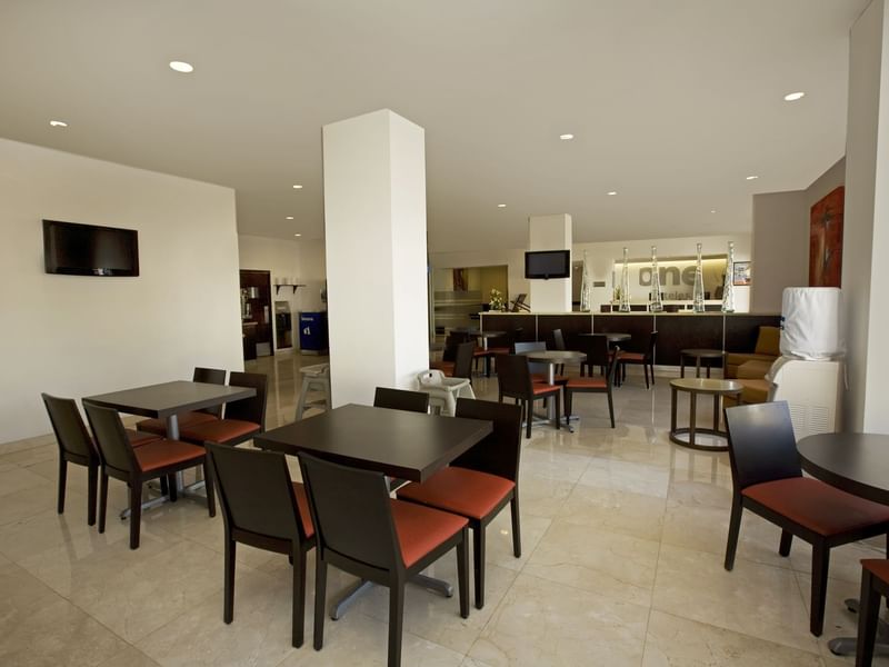 Interior de un comedor en una sala de desayunos en One Hotels
