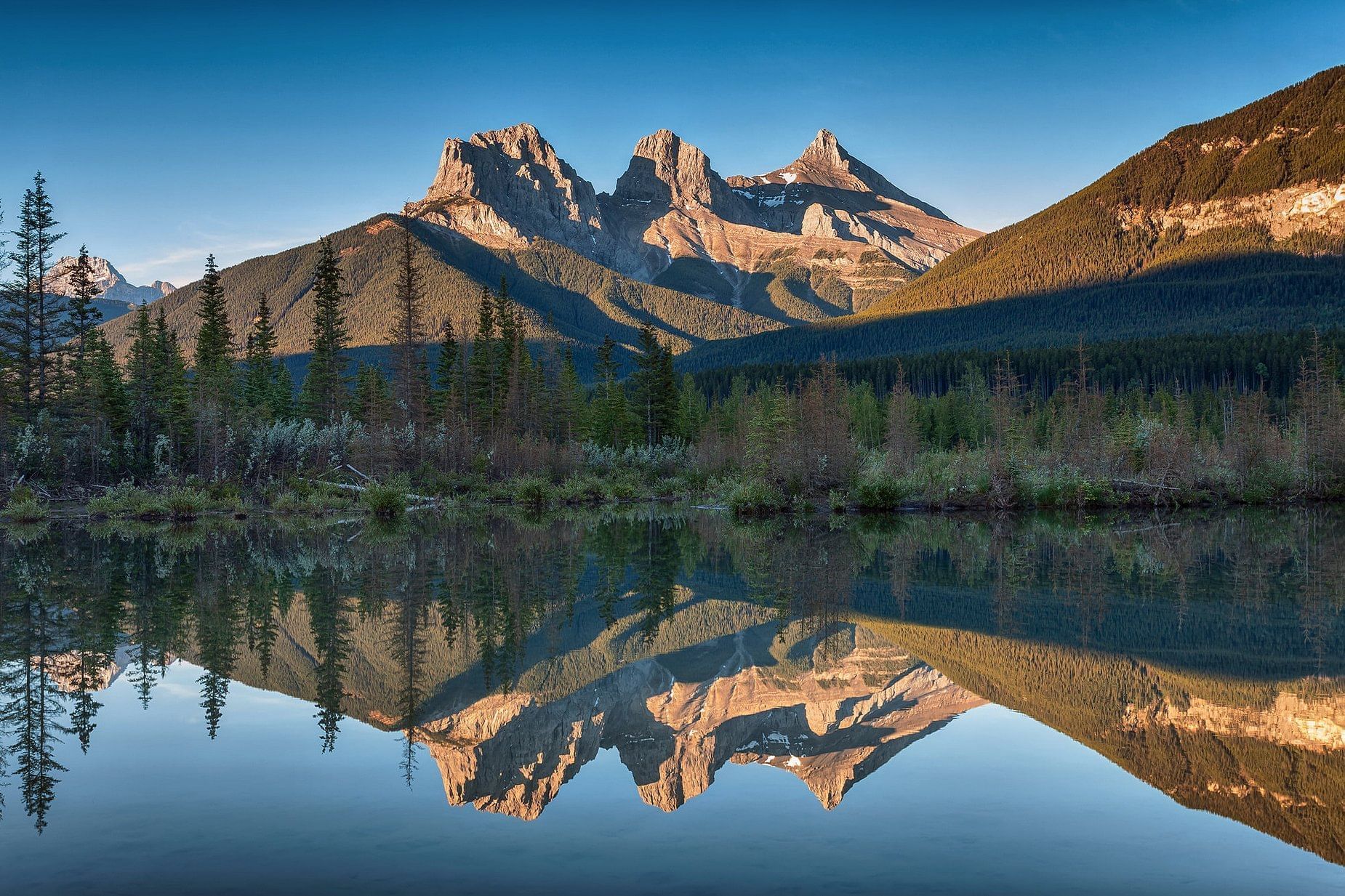 About Us | Canmore Hotel in Canadian Rockies | Blackstone Mountain Lodge