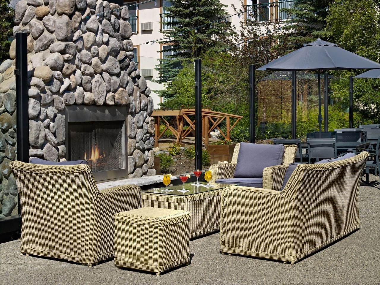 Coast Canmore Hotel & Conference Centre - Patio Bridge(2)