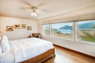 Interior and cozy bed in Cliff House with scenic view at Banning House Lodge