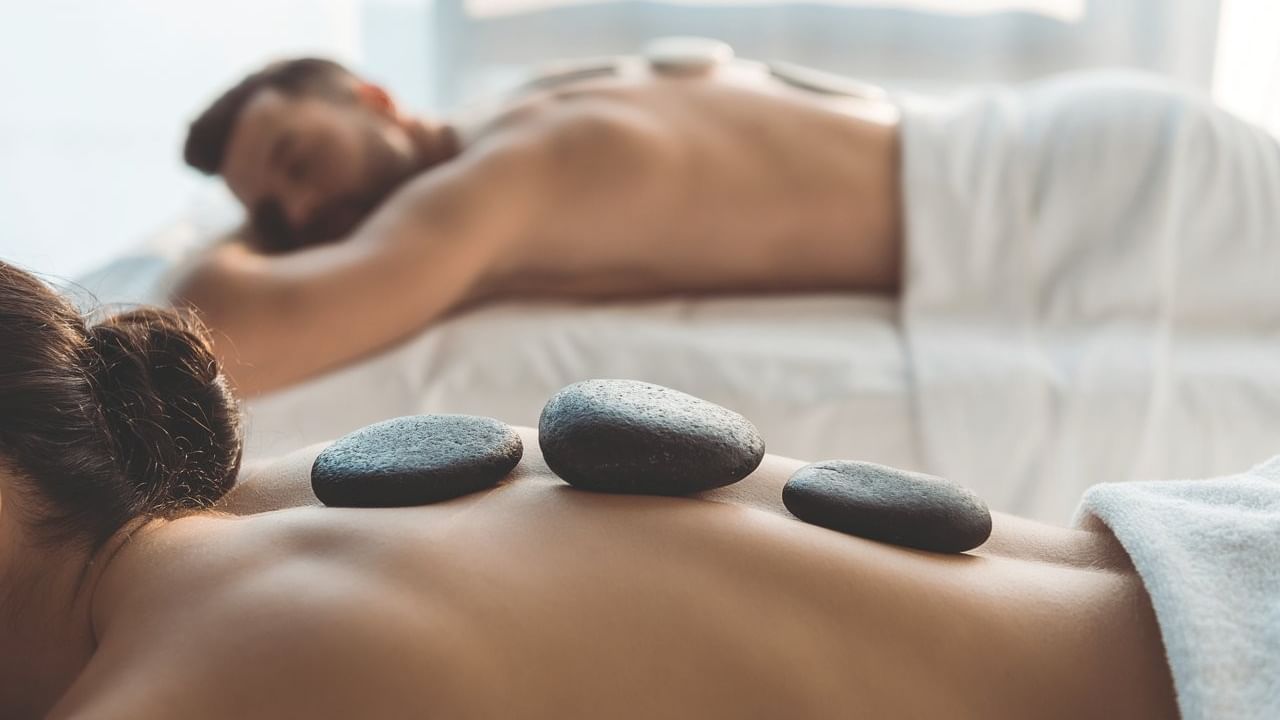 Pareja disfrutando un relajante masaje con piedras calientes en Spa Funeeq Punta Cana de Fiesta Americana Funeeq