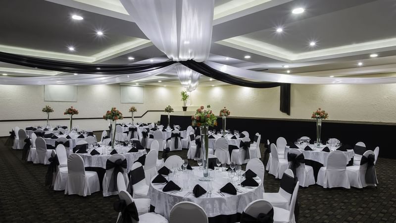 Spacious Meeting Room with banquet tables arranged at Gamma Pachuca