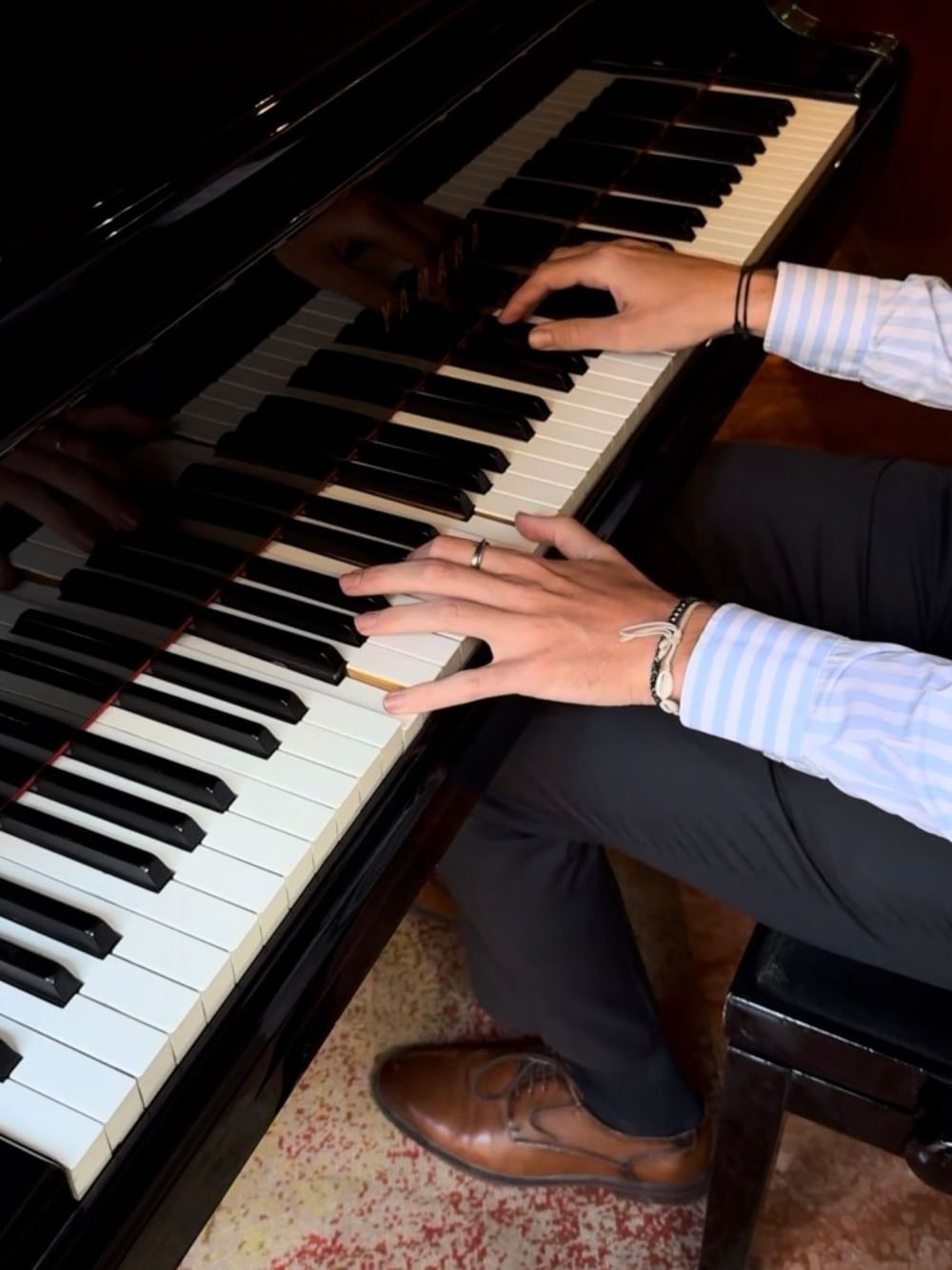 Pianiste jouant du piano à la Lobby Bar du Warwick Grand-Place Brussels à Bruxelles.