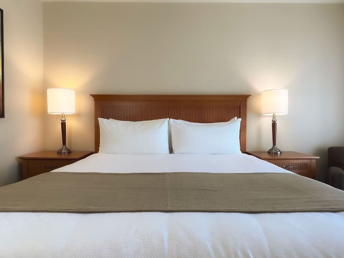 Guest room with king bed and lamps