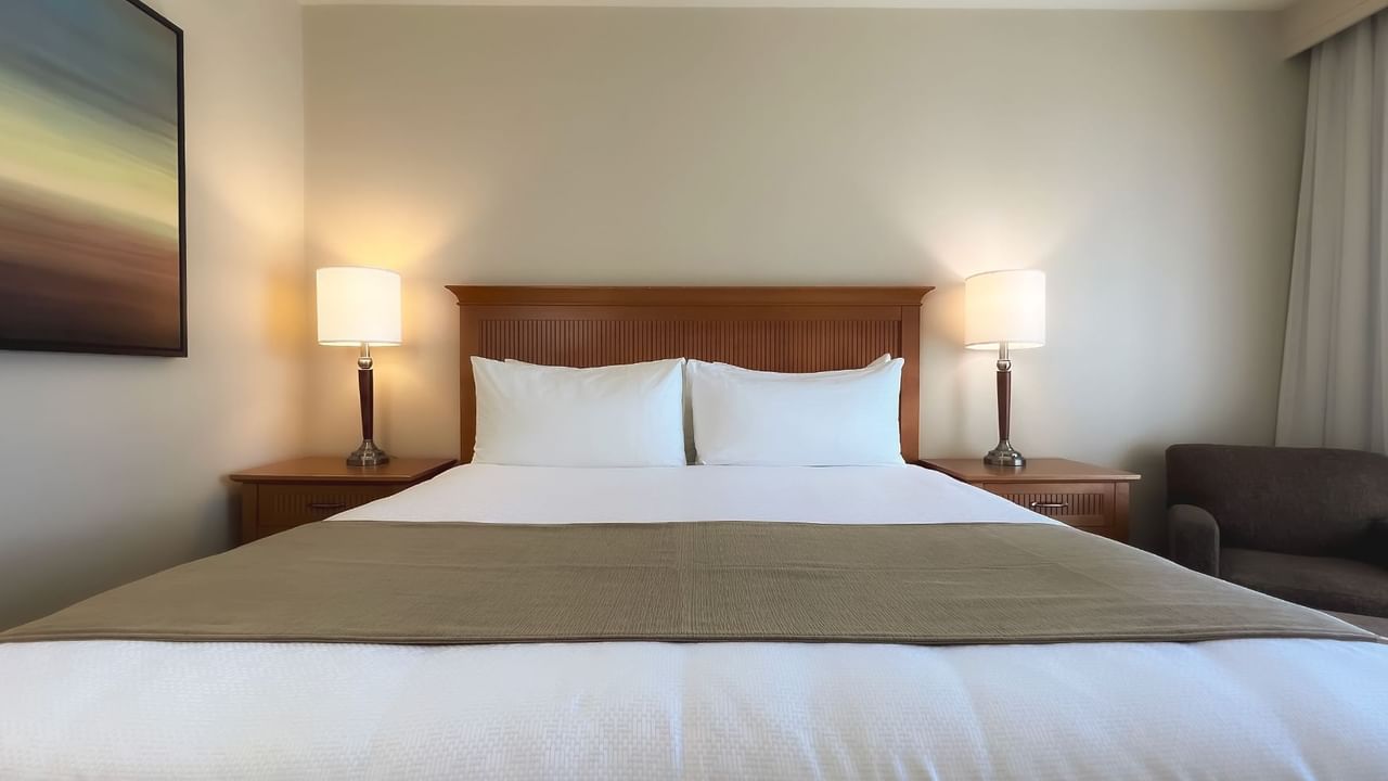 Guest room with king bed and lamps