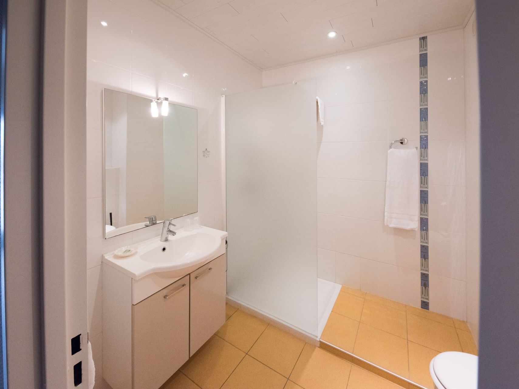 Bathroom interior in Chambre Confort at Le Kastelberg