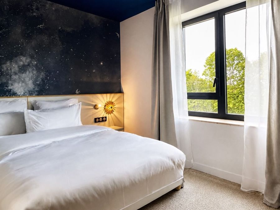 Suite Junior avec lit king-size et vue sur la nature à Osmo Hôtel, Chantepie