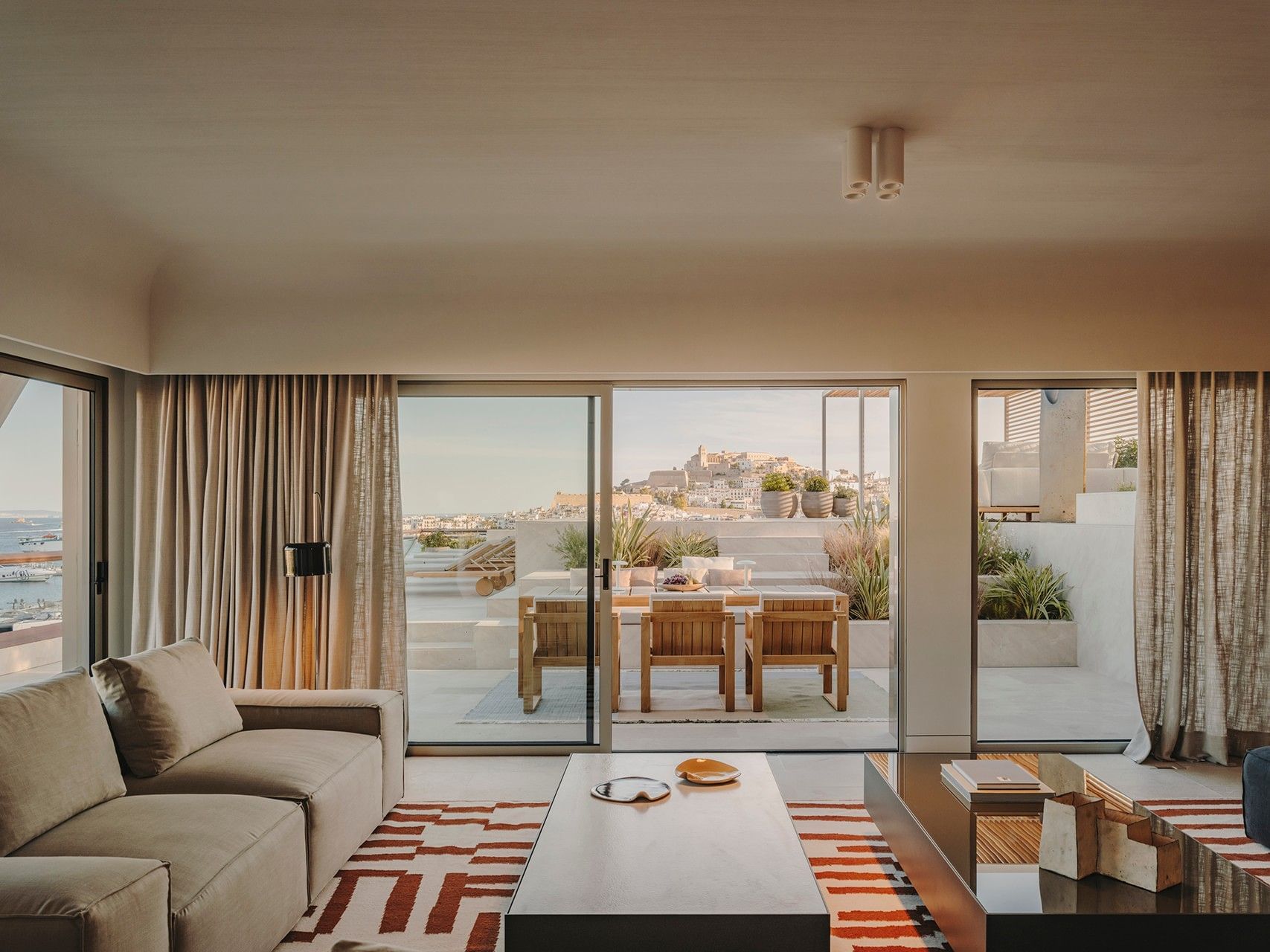 Salon élégant avec vue sur la mer et terrasse extérieure à Ibiza Gran Hotel