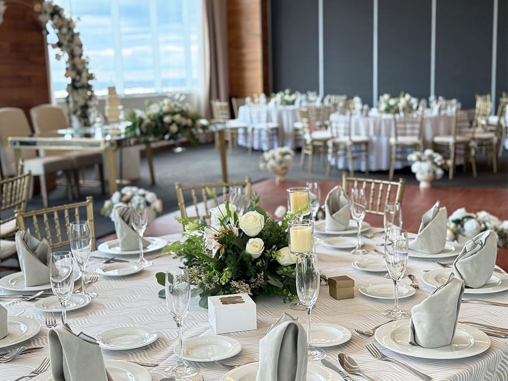Elegant San Miguelito with white tablecloths, floral centerpieces, and folded napkins at Fiesta Americana San Luis Potosi
