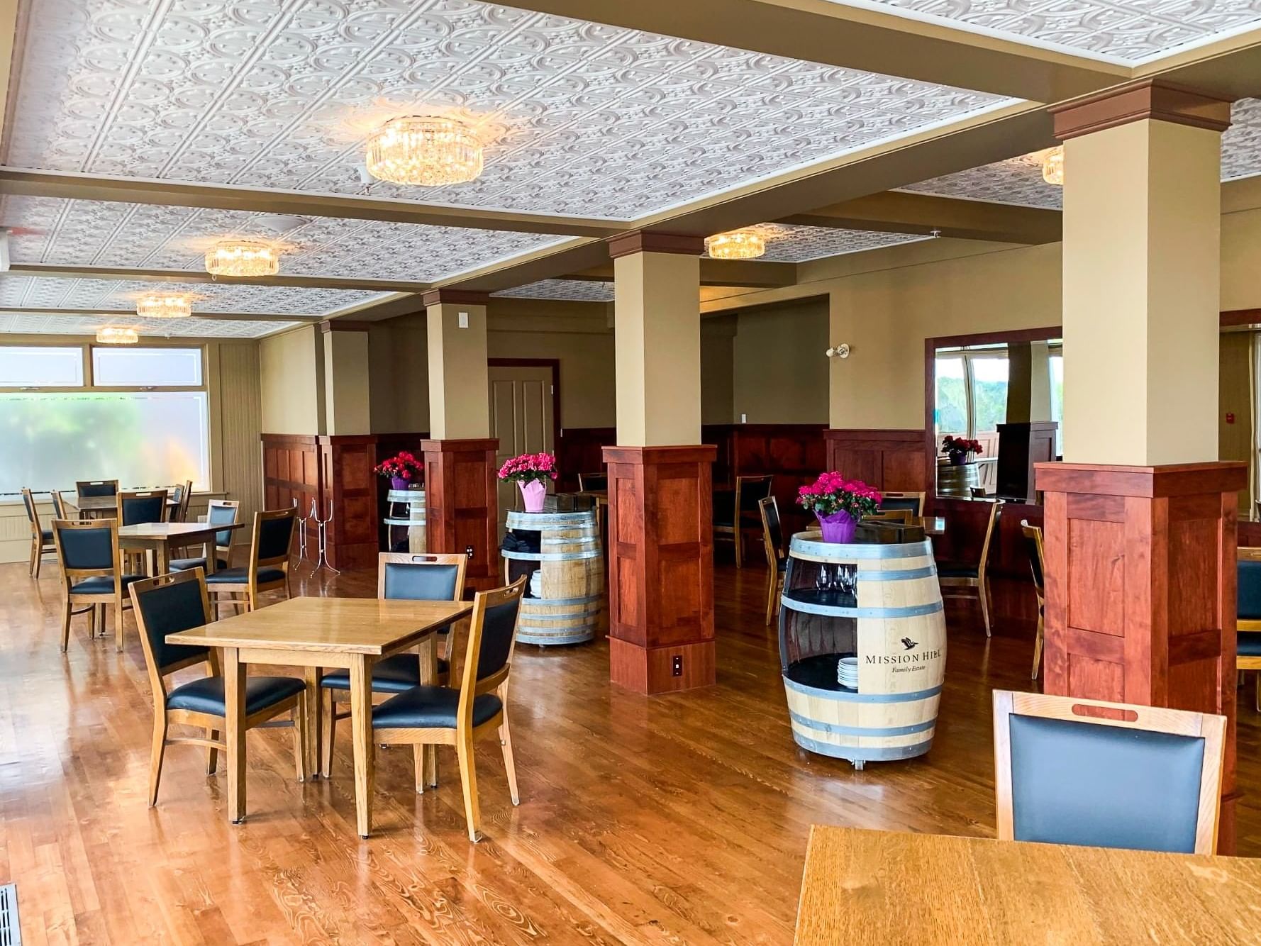 Dining area in the Vintage Room at Manteo Resort Waterfront