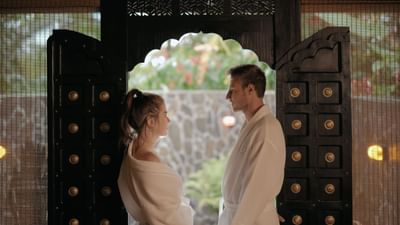Pareja disfrutando de spa
