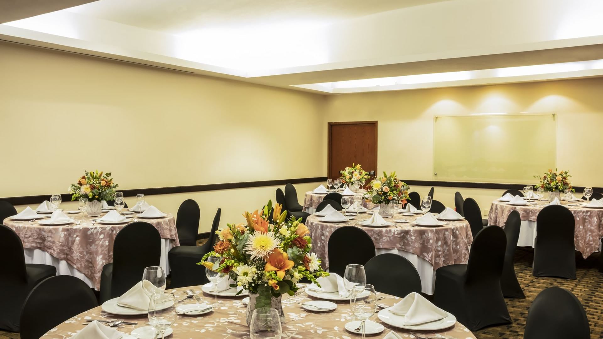 Banquet table setup an event room at FI San Luis Potosí Oriente