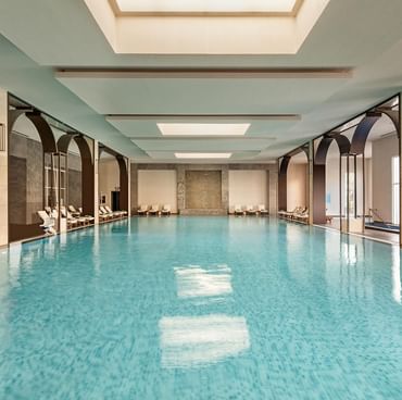 Роскошный спа-опыт с мраморными акцентами в крытом бассейне Titanic Deluxe Golf Belek.