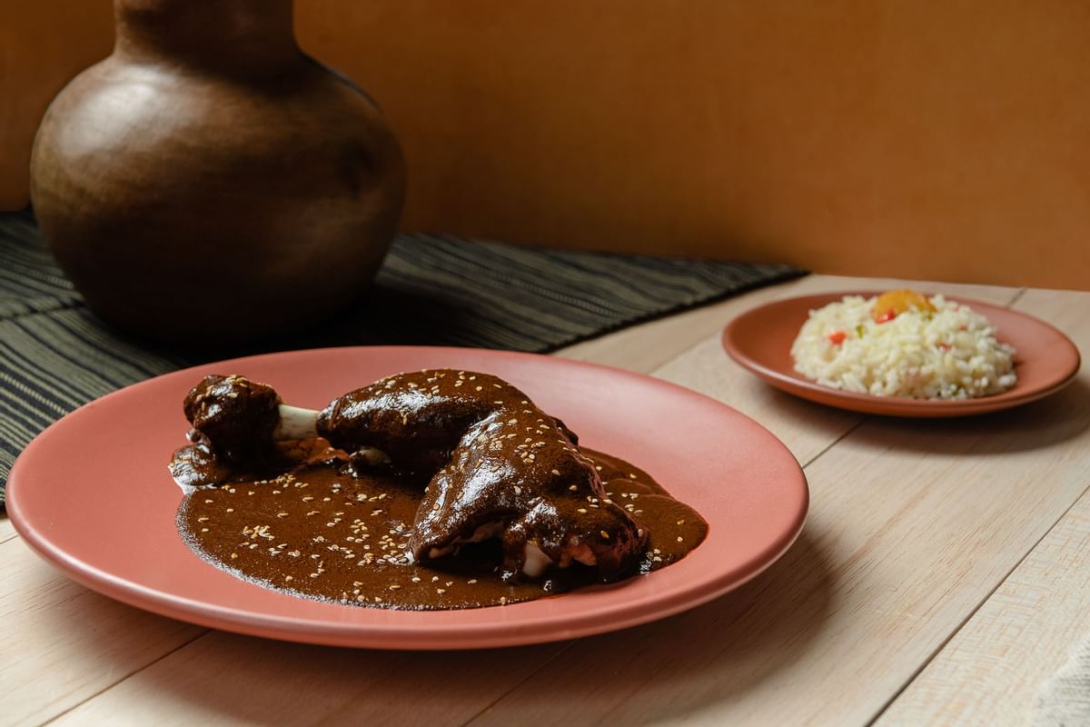 Plato de mole poblano servido en un restaurante del Fiesta Inn