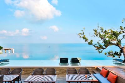 Restaurant of U PATTAYA with view of sea at U Hotels & Resorts