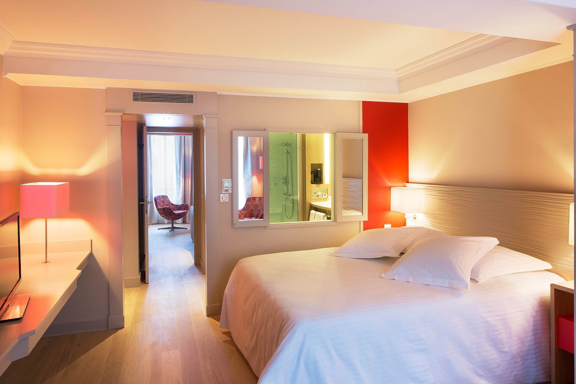 Lit confortable dans une Suite familiale à Oceania L'Univers Tours