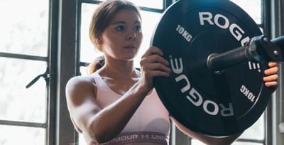 lady lifting weights at easthampstead park in bracknell