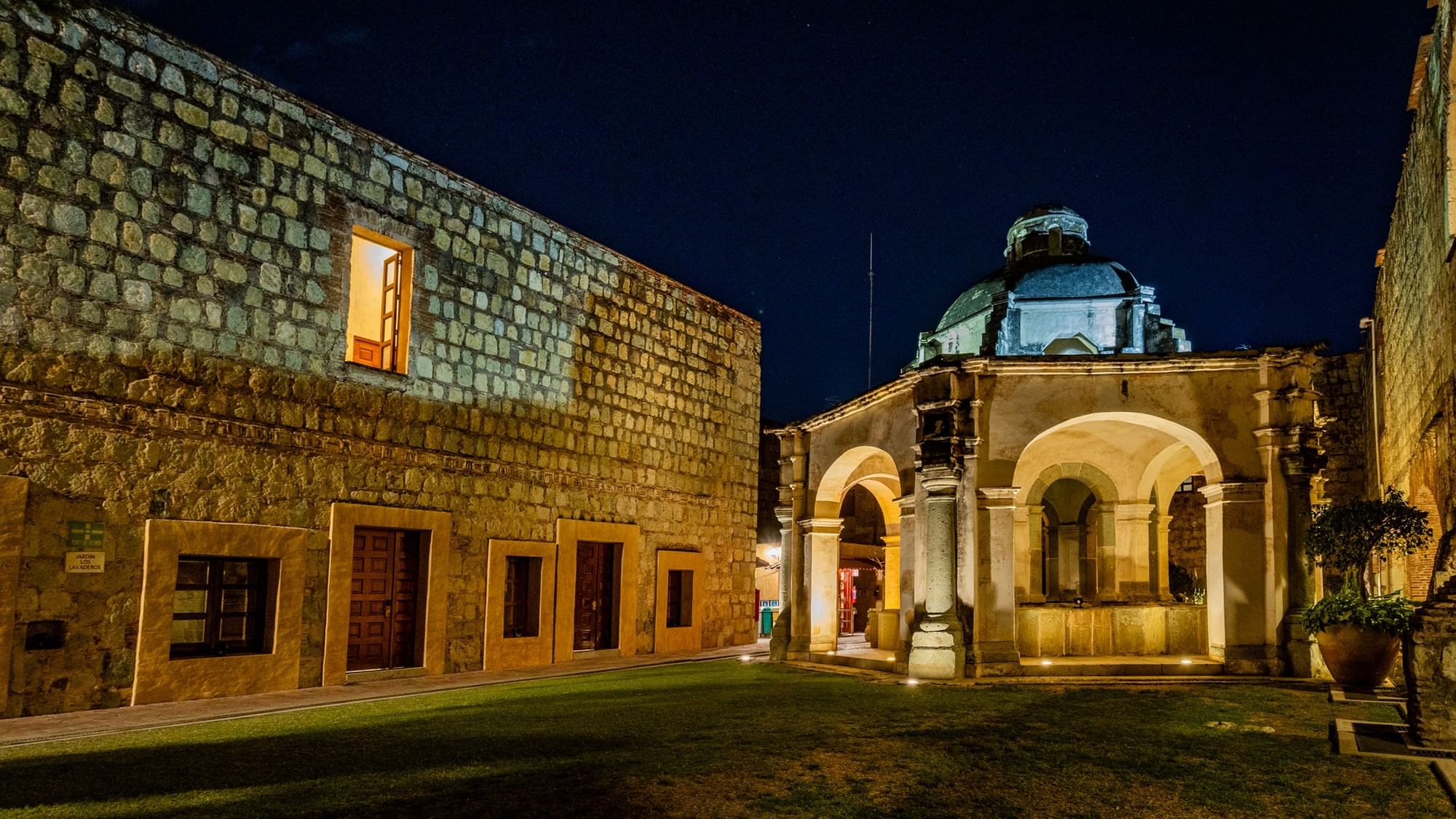 Hotel colonial muy hermoso.
 by  
