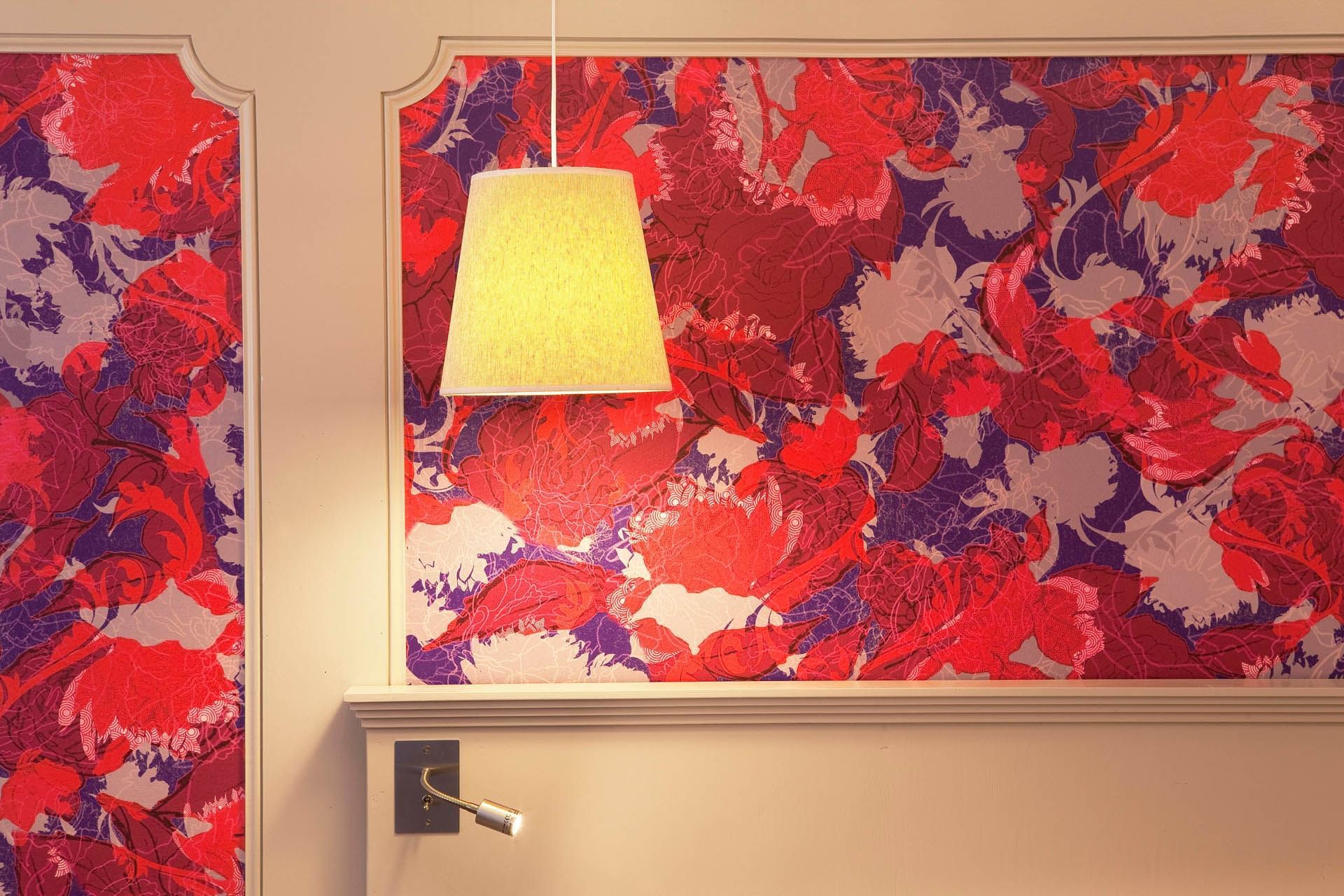 Œuvre murale avec lampe dans la Chambre Exécutive à l'Oceania L'Univers Tours