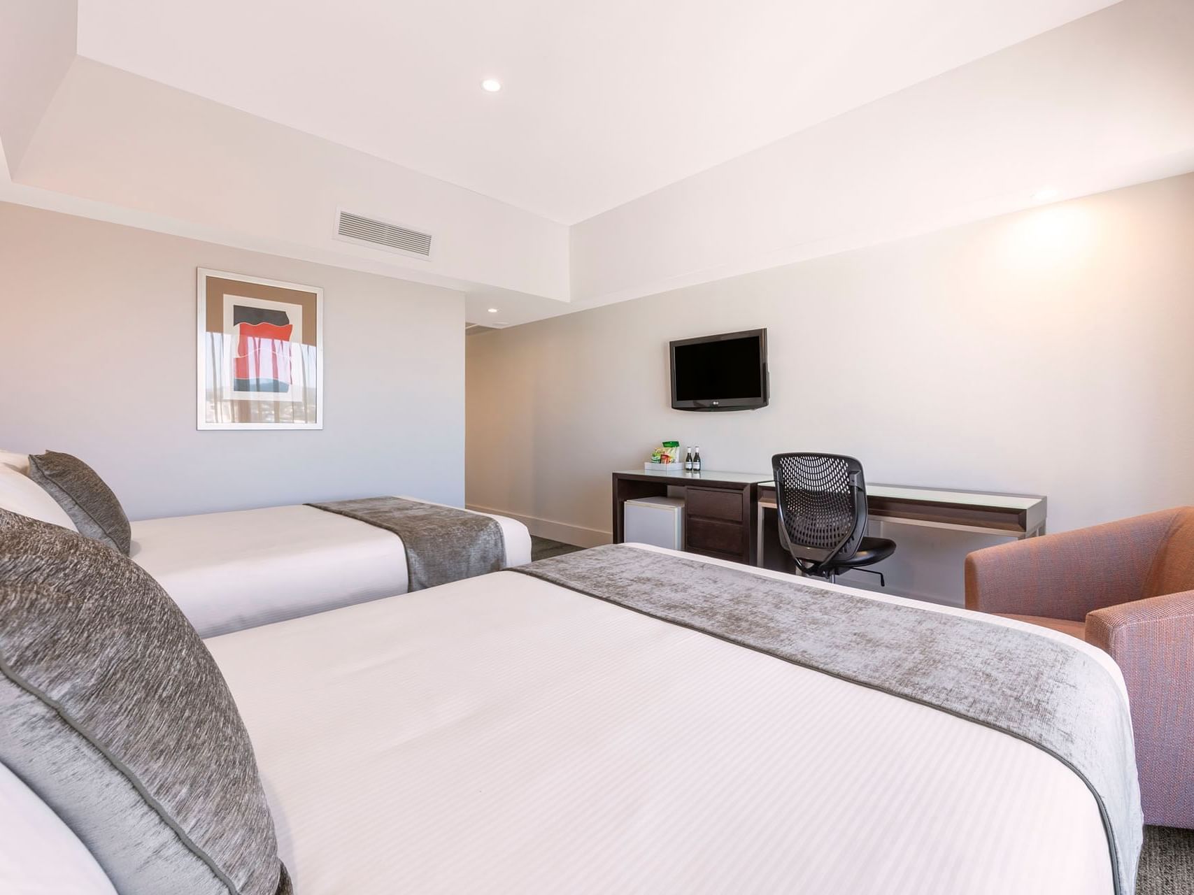 Work desk & TV by the twin beds in Executive Twin at James Cook Grand Chancellor