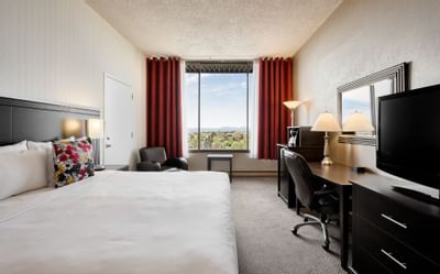 un grand lit dans une chambre d'hôtel