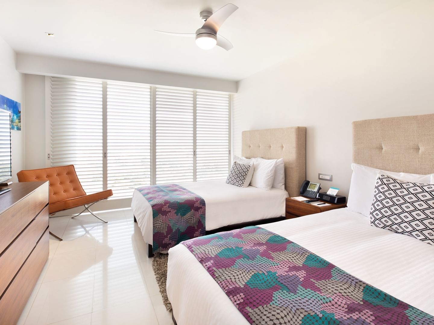 Twin beds & lounger in Suite Imperial at Mundo Imperial