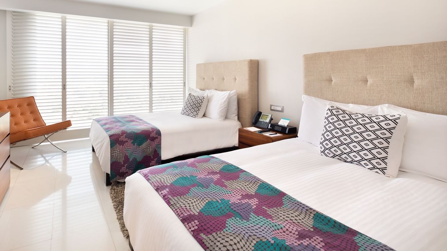 Camas gemelas y tumbona en la Suite Imperial de Mundo Imperial