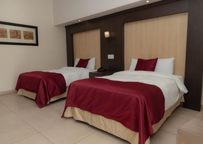 Dos camas con mesa de noche en la habitación doble estándar Standard Room en el hotel The Beach House de Panamá