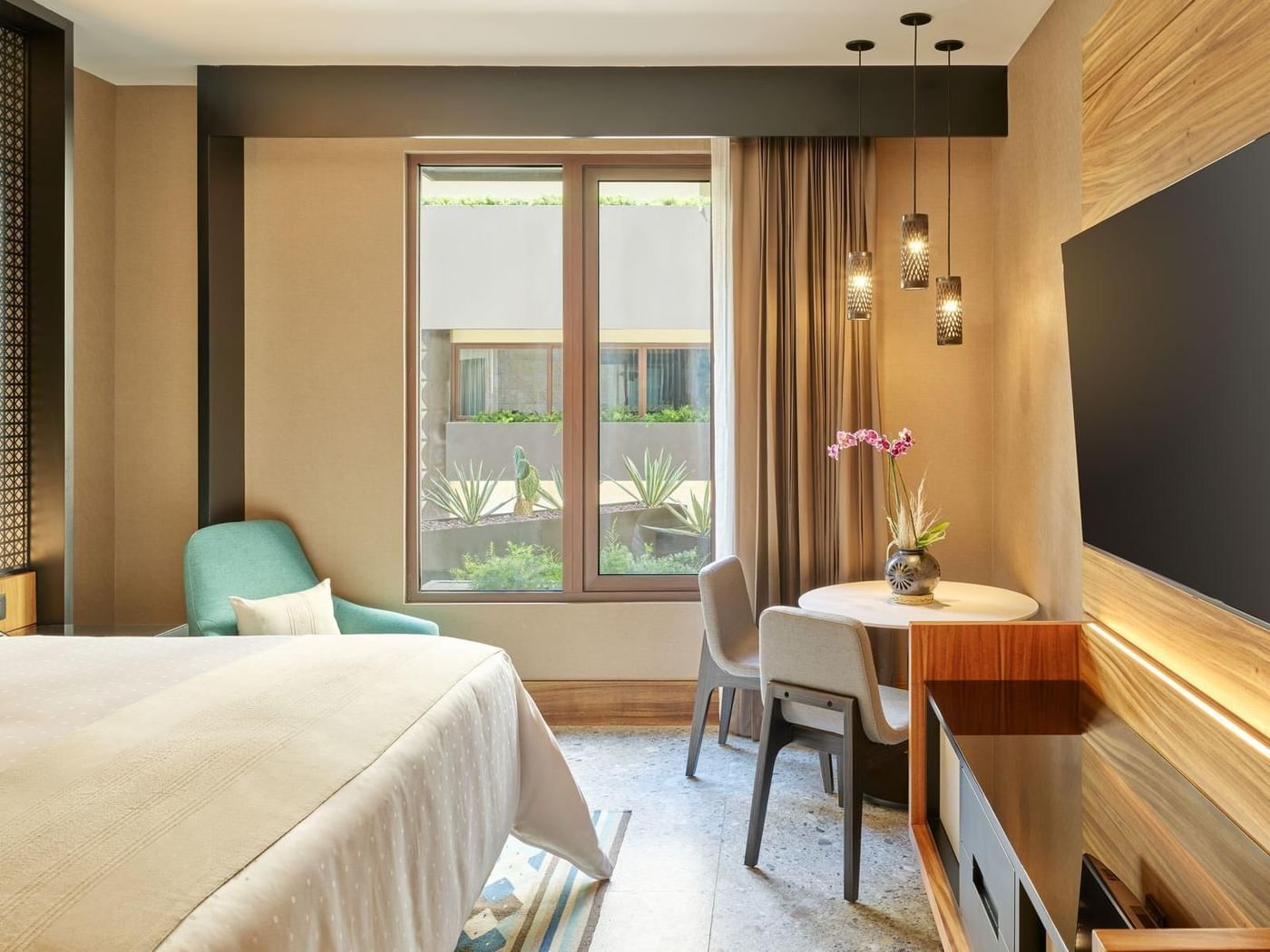 Cama King y TV en Master Suite en Grand Fiesta Americana