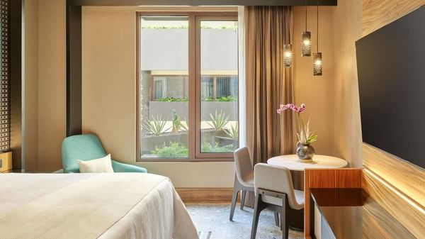 Cama King y TV en Master Suite en Grand Fiesta Americana