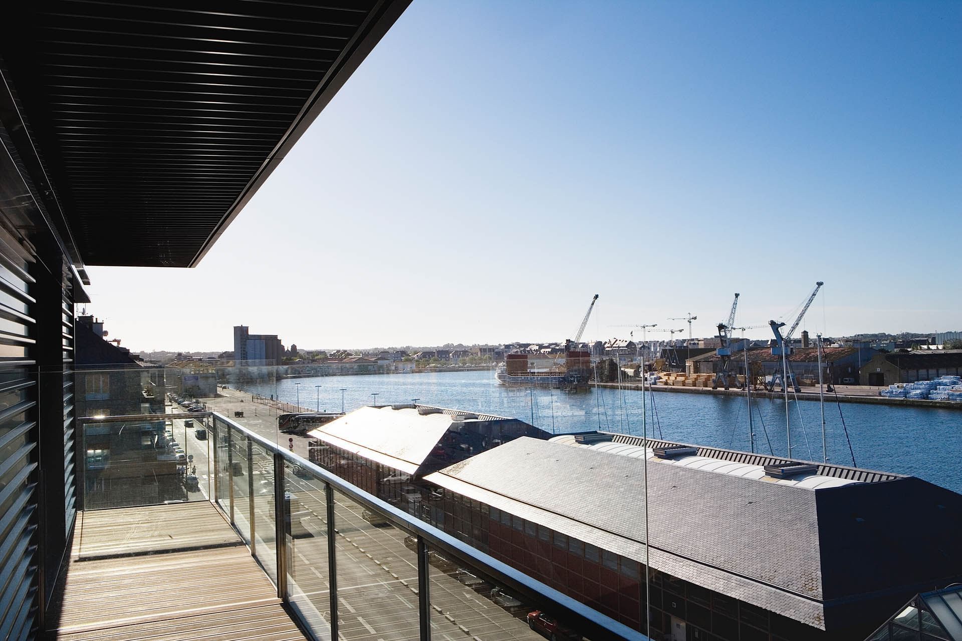 Balcon avec vue sur le port à l'Oceania Saint-Malo