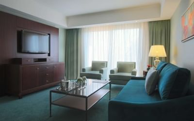 TV e área de estar na Master Suite King no Iguazu Grand Resort