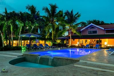Charming hotel exterior at La Casita by the Hub, one of the inviting hotels in Bayahibe, with a cozy patio area