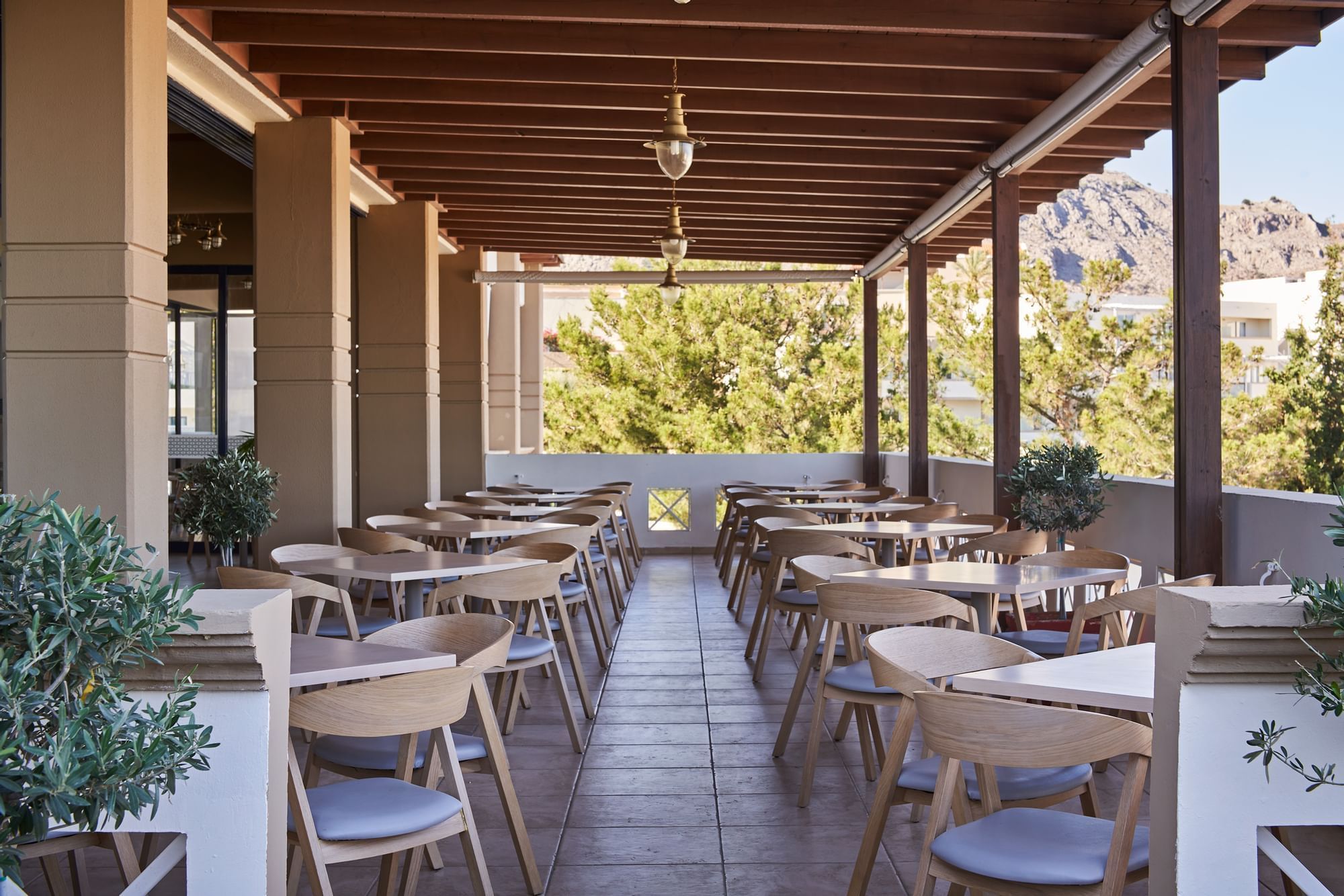 Table arrangement in the Panaroma tapas at Kiotari Miraluna