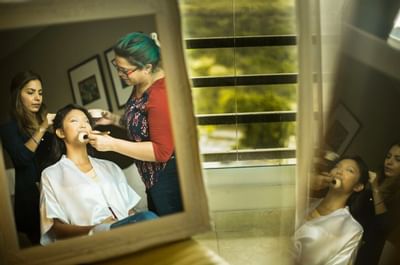 Novia preparándose para su boda