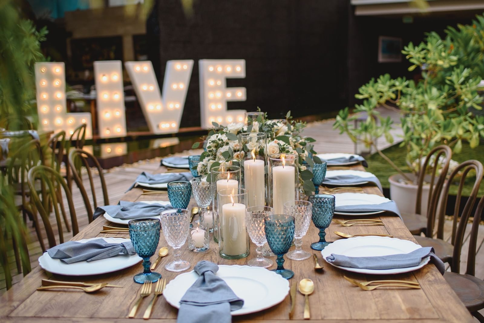Montaje de una mesa de boda con temática azul en Live Aqua Resorts