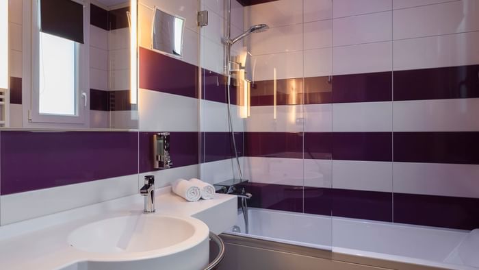 Bathroom bathtub & vanity area at Hotel le Saint-Martial
