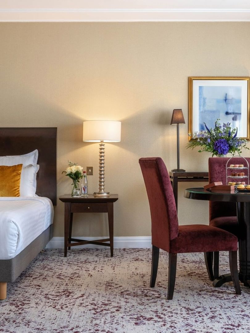 Une chambre Junior Suite à la décoration élégante et dotée d'un lit douillet au Warwick Champs-Élysées Paris.