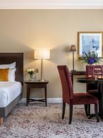 Une chambre Junior Suite à la décoration élégante et dotée d'un lit douillet au Warwick Champs-Élysées Paris.