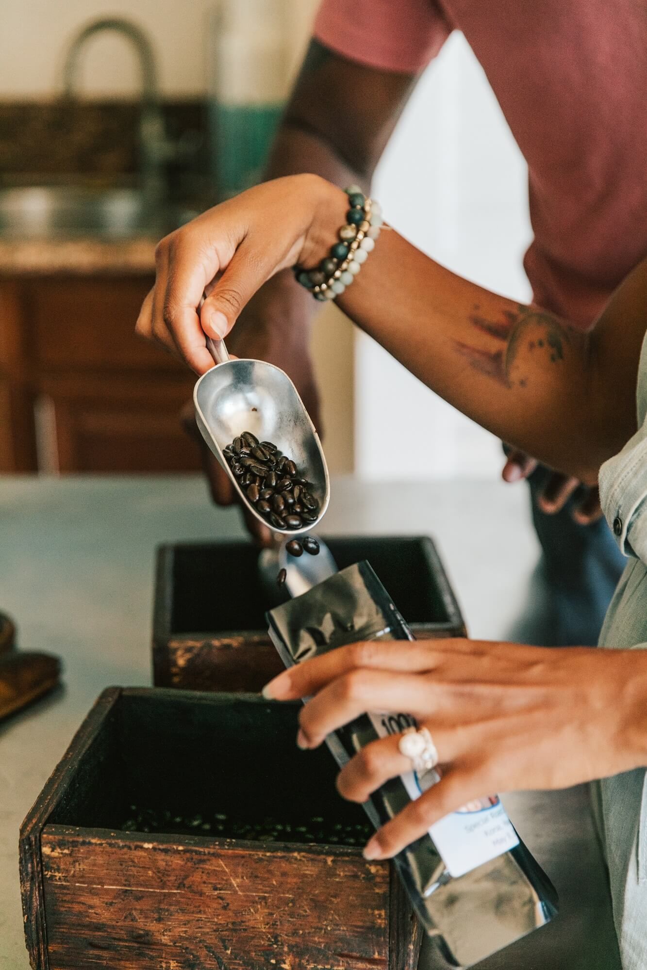 A lady packing cocoa seeds in Molokaʻi Coffee near Waikiki Resort Hotel