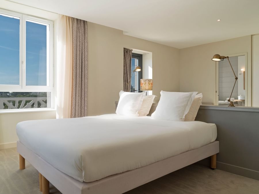 Double bedroom with open windows at Hotel de la mer