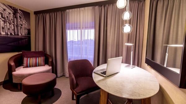 Área lounge en Junior Suite 1 King en FA Hotels & Resorts