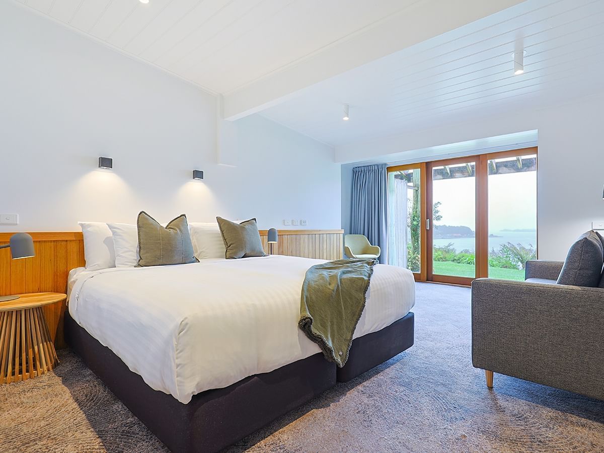 Cozy bed with a sofa in Harbour View Room at Strahan Village