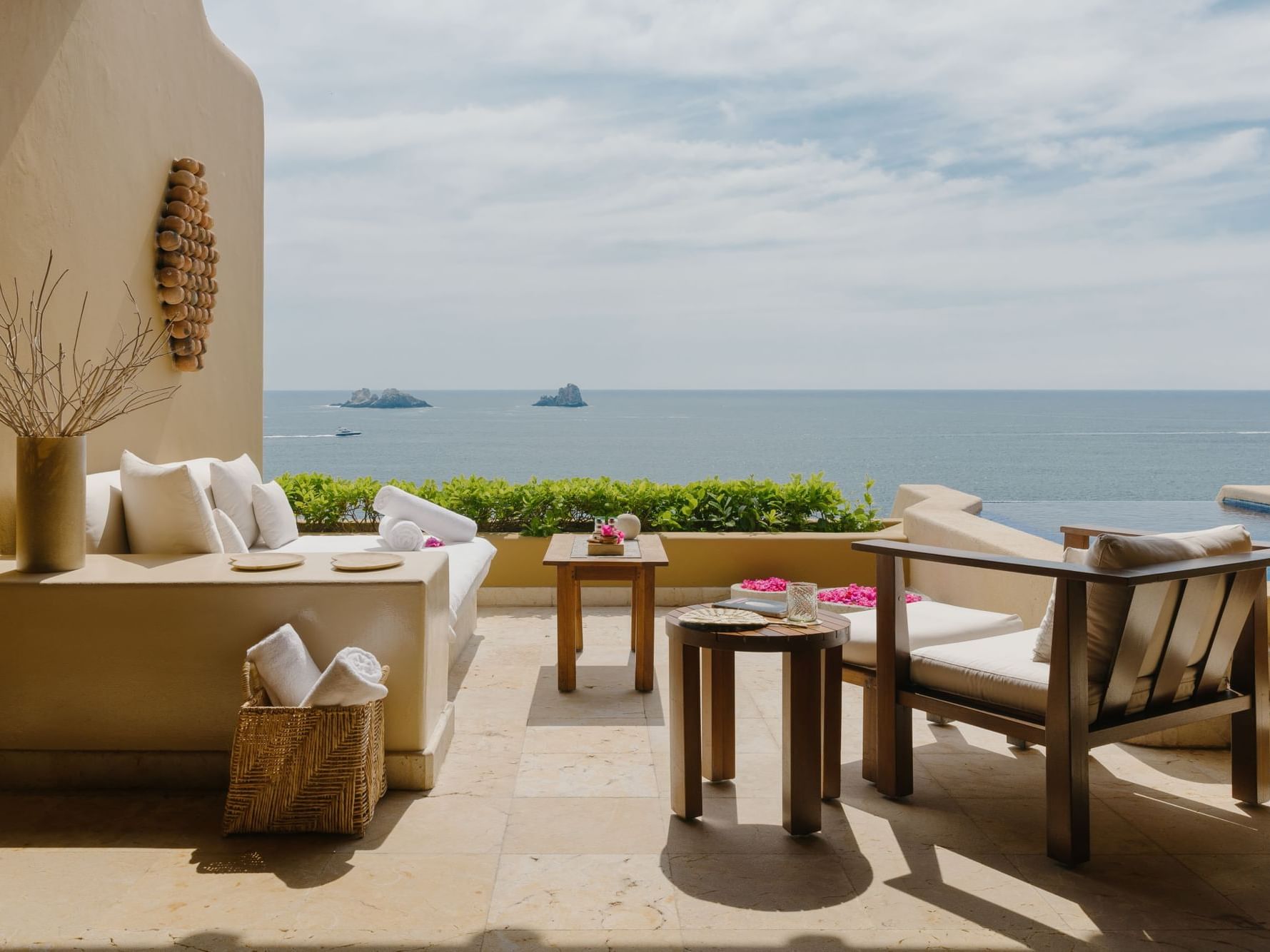 Romance Deluxe Ocean Front Suite, balcony lounge at Cala de Mar