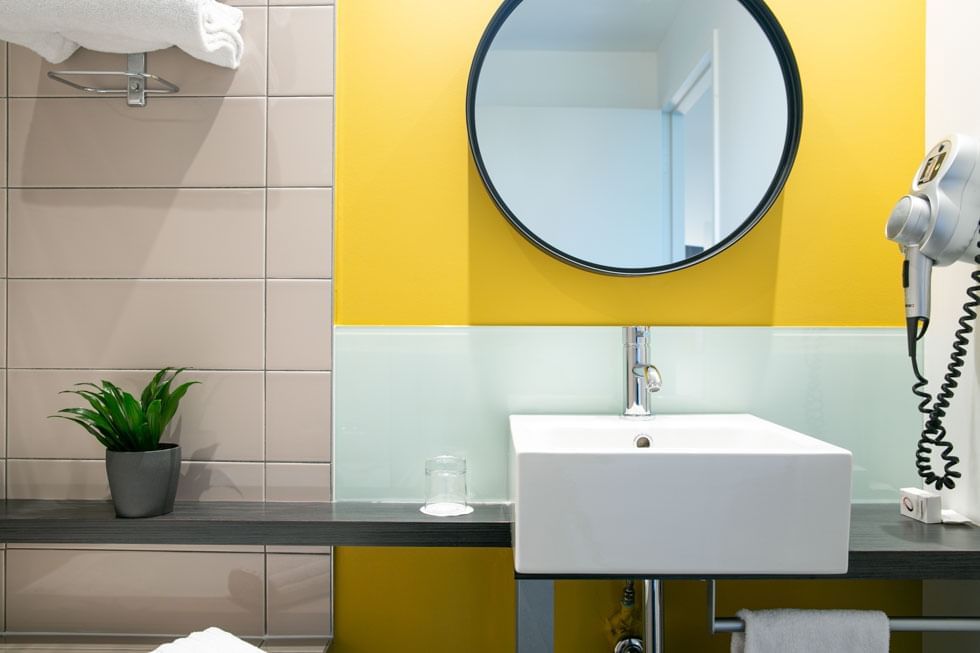 Salle de bain cocon moderne graphique dynamique hôtel design
