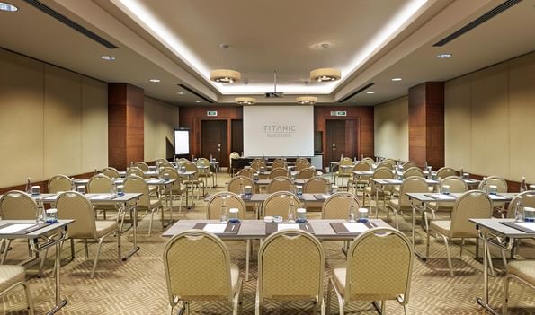Titanic Business Kartal'daki Borneo 1 salonunda, sınıf düzeninde sandalyelerle hazırlanmış toplantı odası.
