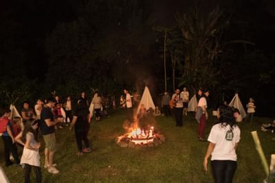 Pessoas curtindo a fogueira no Iguazu Grand Resort à noite